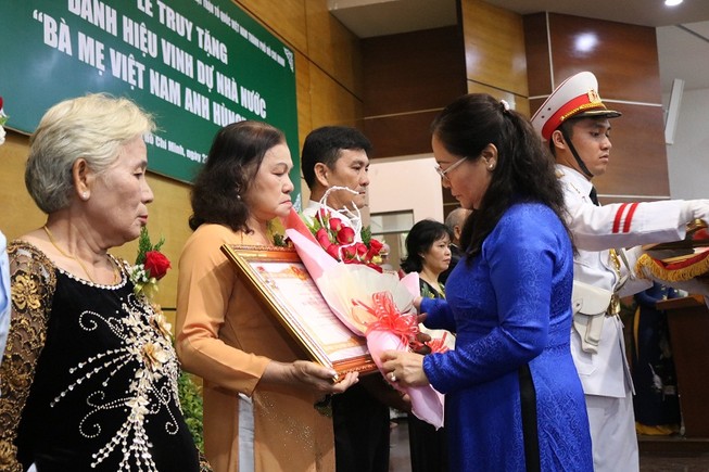 Truy tặng danh hiệu Anh hùng cho 16 mẹ ở TP. HCM
