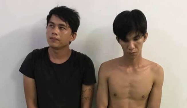 'Hốt' một lúc 2 điện thoại trong quán cơm