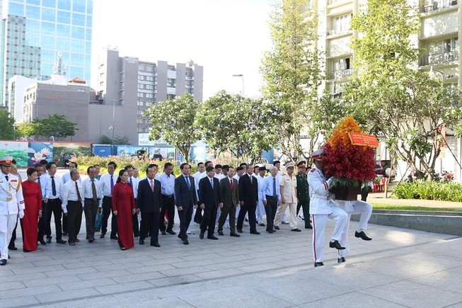 Lãnh đạo TP.HCM dâng hương, dâng hoa kỷ niệm ngày sinh Bác Hồ