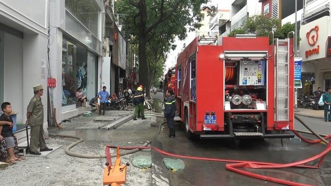 TP.HCM: Khu dân cư náo loạn vì nhà cháy trong hẻm