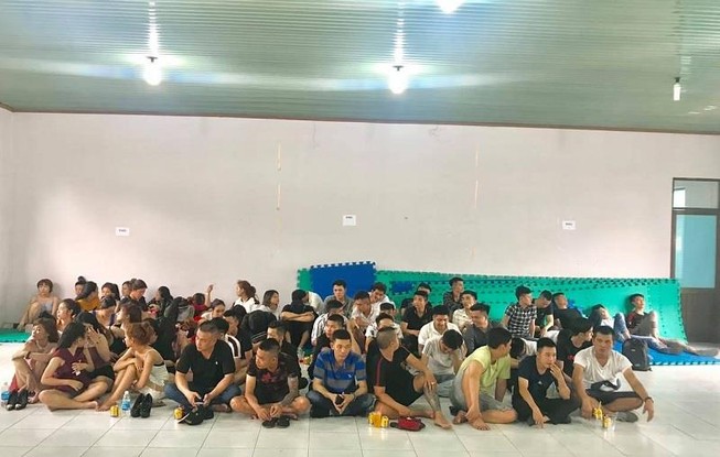 Khách và nhân viên cùng ‘phê’ ma túy trong quán karaoke