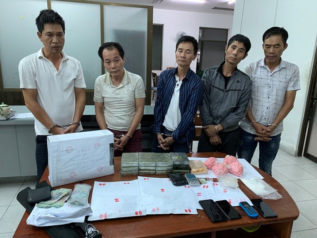 3 anh em cùng mua bán heroin, dùng súng rulo thủ thân