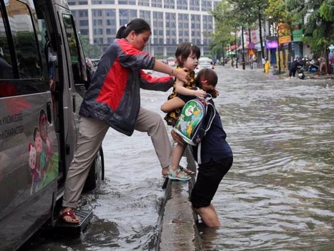 Quyết liệt chống ngập, úng ở nhiều thành phố lớn