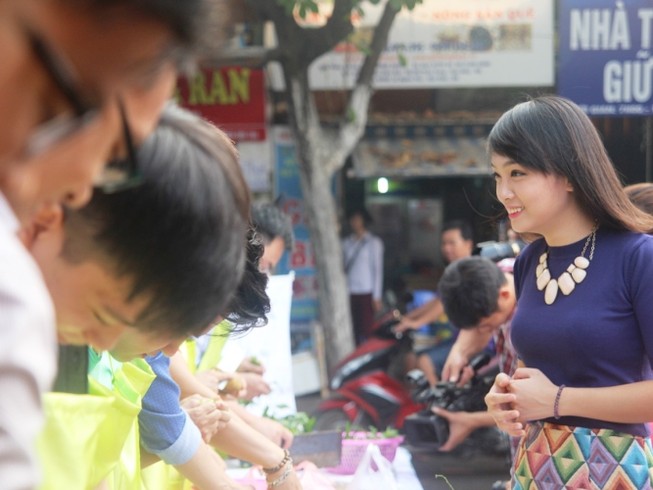 Vua đầu bếp và dàn trai trẻ nhặt rau khuấy đảo chợ phố