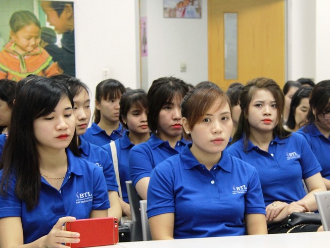 Nữ công nhân bật khóc khi kể về cuộc sống khốn khó