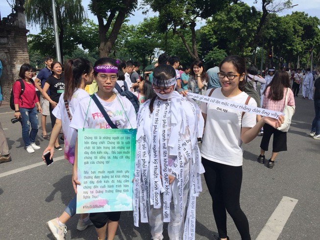 ‘Xác sống’ mang thông điệp làm xôn xao phố đi bộ