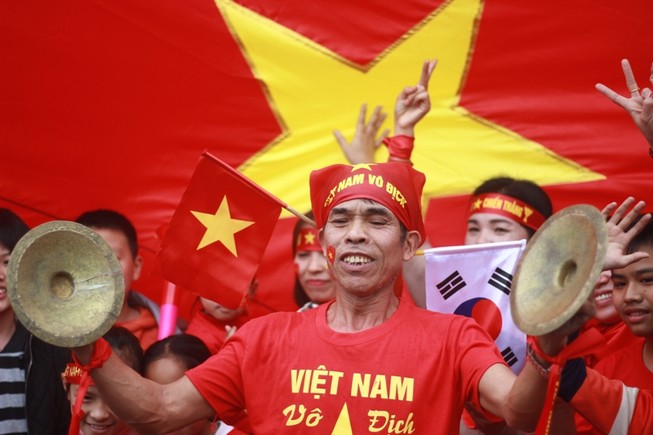 Người hâm mộ vây kín sân bay chào đón đội tuyển VN