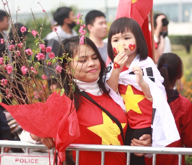 Không tặng được bánh chưng cho HLV Park, CĐV buồn bã ra về