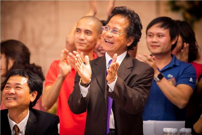 Chế Linh rạng rỡ khi hàng trăm khán giả chúc mừng sinh nhật