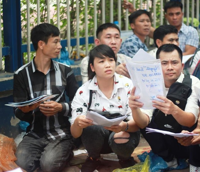 Cận cảnh người dân rồng rắn, quỳ gối làm visa Hàn Quốc