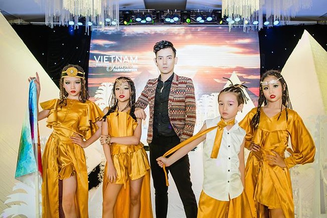 Xem người mẫu nhí tự tin sải bước trên sàn diễn thời trang