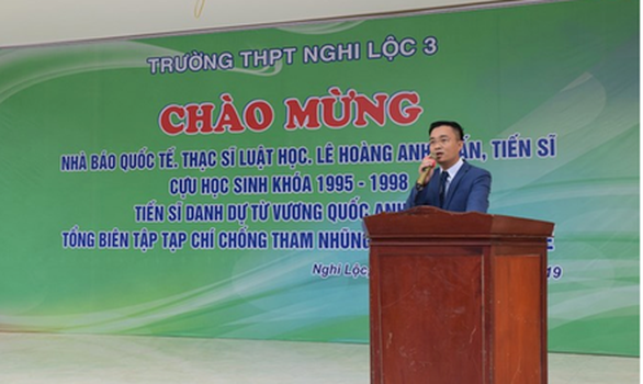 'Nhà báo quốc tế' chế bản tạp chí để lừa thầy cô?