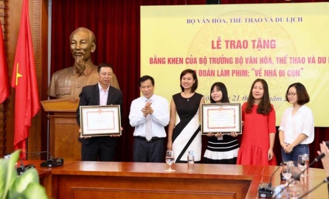 'Về nhà đi con' nhận bằng khen của bộ trưởng Bộ VH-TT&DL