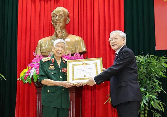 Tổng Bí thư, Chủ tịch nước trao huy hiệu cho ông Lê Khả Phiêu