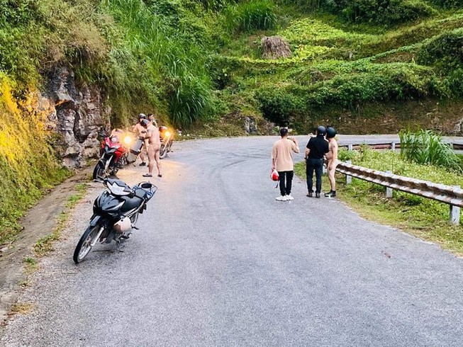 Khỏa thân: Trào lưu phản cảm ‘lướt sóng vì môi trường’
