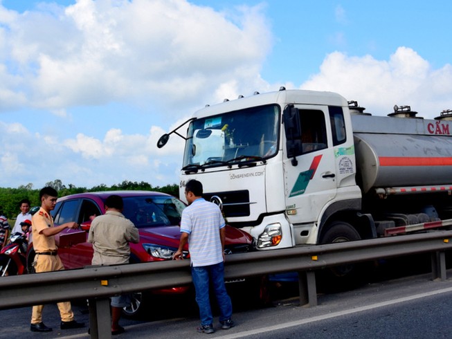 Ô tô đâm xe bồn, tài xế thoát chết hi hữu