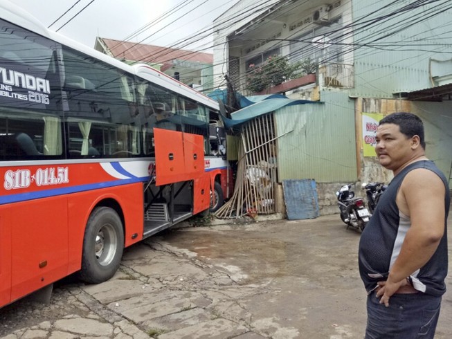 Ô tô khách lao thẳng vào nhà dân