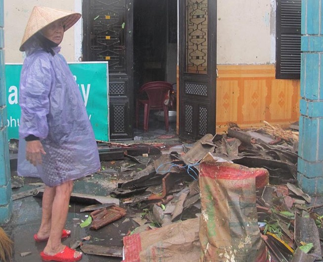 Bão số 10 đang 'quần thảo' miền Trung