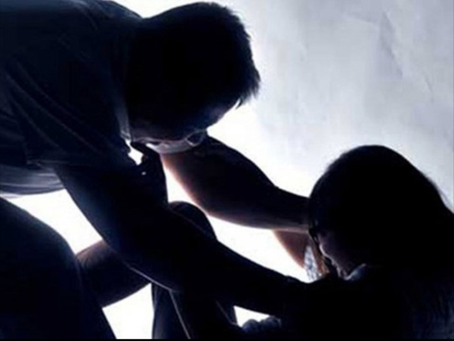 Bé gái 12 tuổi bị hàng xóm xâm hại