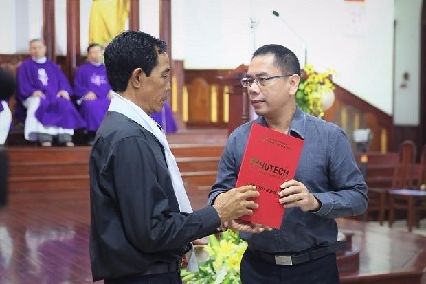 Trao bằng danh dự tại lễ tang SV tử vong do bê tông rơi