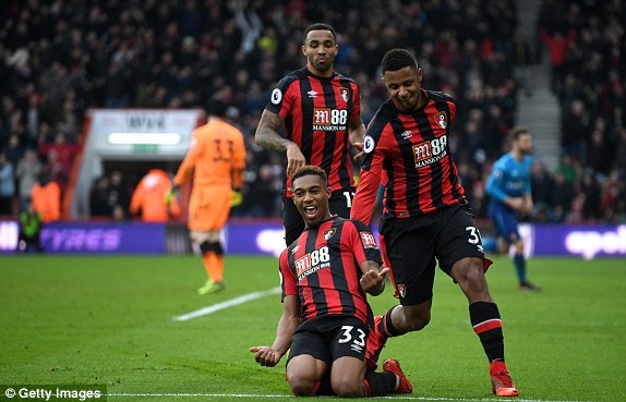 Arsenal gặp thảm họa, thua ngược trong 4 phút