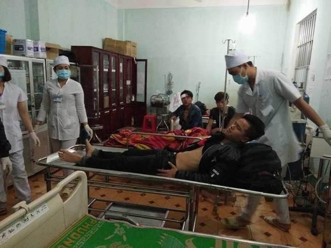 Lật xe khách trên đèo Lò Xo, 20 người thương vong