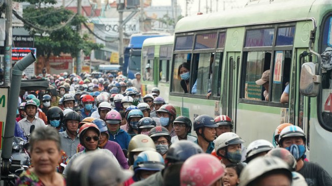 Kẹt xe 5km ở huyện Bình Chánh do một vụ tai nạn