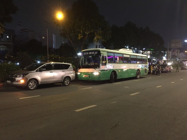 Tai nạn liên hoàn 3 ô tô và 1 xe buýt