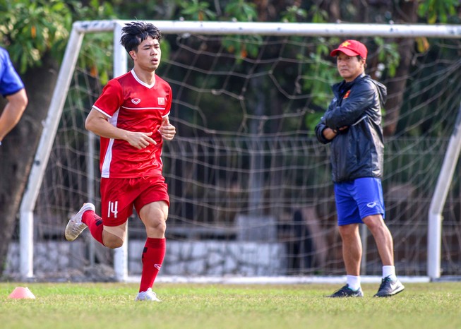 Vì sao trợ lý Lee Young-jin theo dõi sát sao Công Phượng?