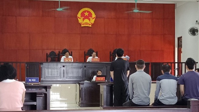 Người nước ngoài dùng 29 thẻ ATM giả rút tiền