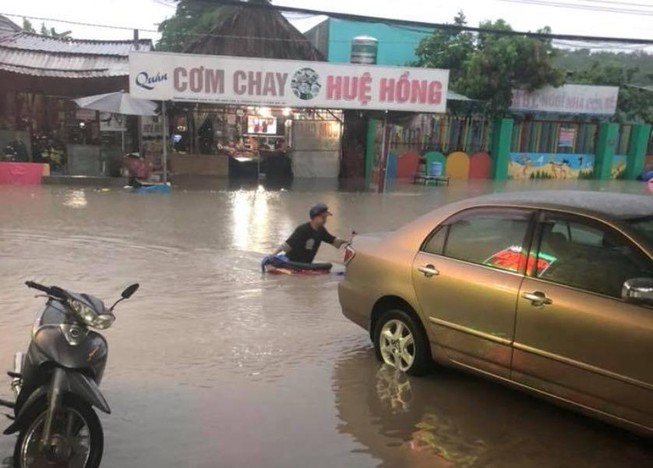 Một số tuyến đường ở Bình Dương ngập nặng do bão số 9