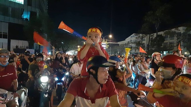 Cờ đỏ sao vàng tràn ngập, CĐV hô vang Việt Nam vô địch