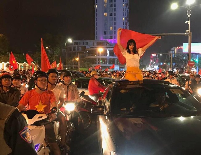 Cổ động viên cả nước tràn ra đường mừng chiến thắng