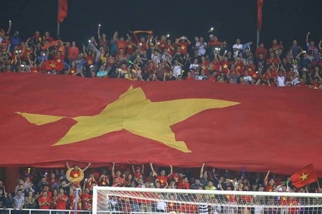Chỗ ngồi ở Mỹ Đình quá tải và quá oải!