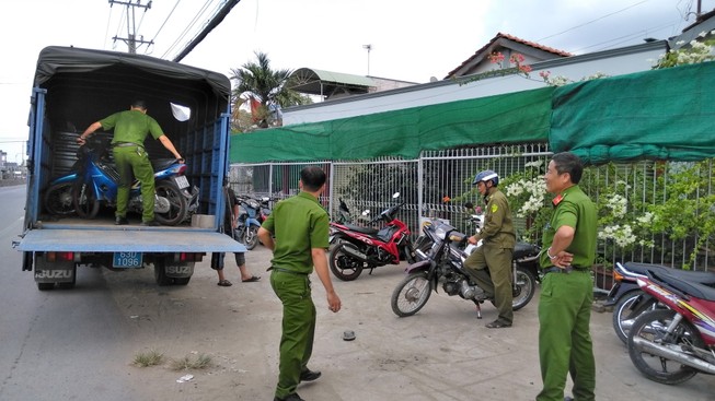 Tạm giữ 90 xe máy trong kho của tiệm cầm đồ
