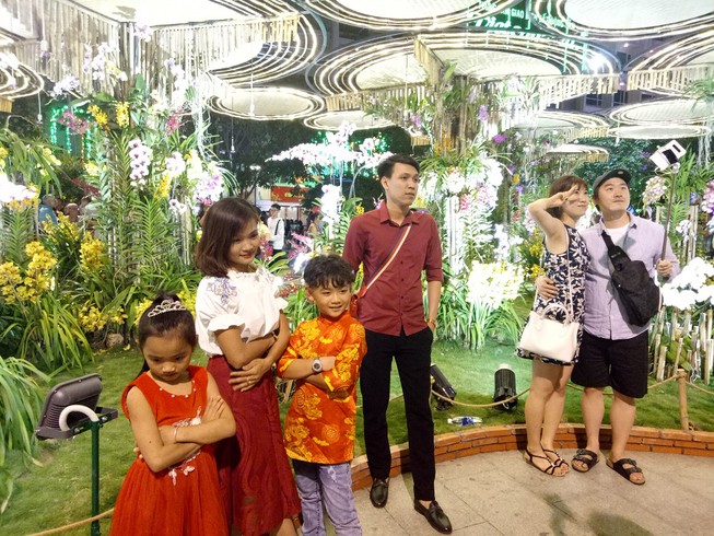 Rộn ràng đường hoa Nguyễn Huệ dịp xuân Kỷ Hợi