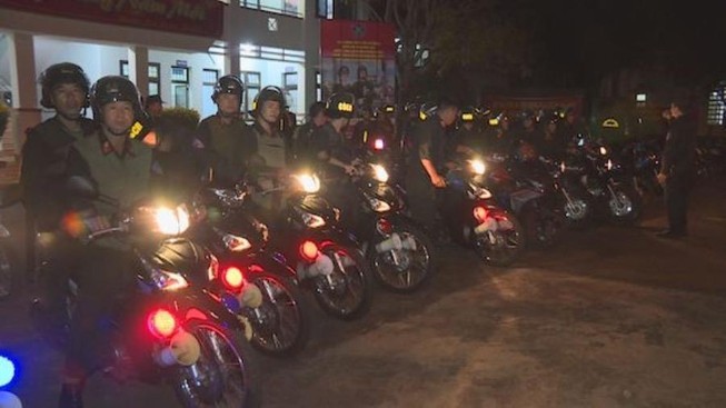 Đã đốt pháo trái phép còn đánh lực lượng công an