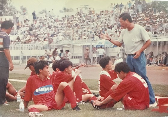 Bóng đá TP.HCM 'nợ' Nguyễn Kim Hằng nhiều lắm!