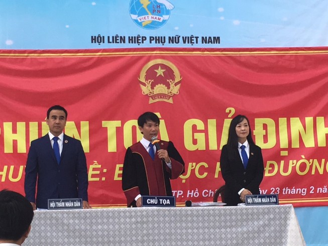 MC Quyền Linh ngồi ghế HĐXX trong phiên toà giả định