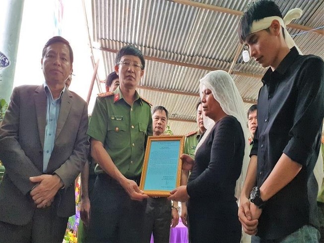 Bộ Công an thăm hỏi gia đình công an viên hy sinh khi chống lũ