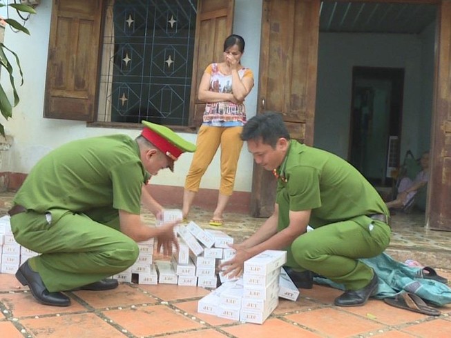 Ba người phụ nữ buôn bán gần 4.000 gói thuốc lá lậu