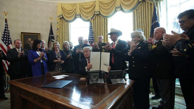 Ông Trump lần đầu phủ quyết nghị quyết bác bỏ lệnh khẩn cấp