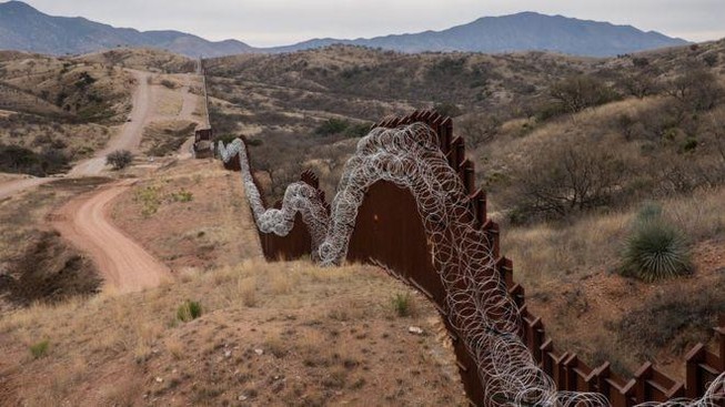 Lầu Năm Góc chi 1 tỉ USD xây tường biên giới Mexico