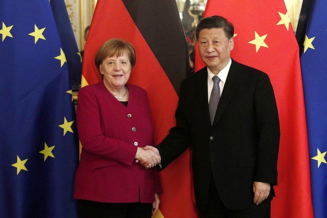 Ông Tập Cận Bình và bà Angela Merkel trong cuộc hội kiến tại Paris. Ảnh: EPA-EFE