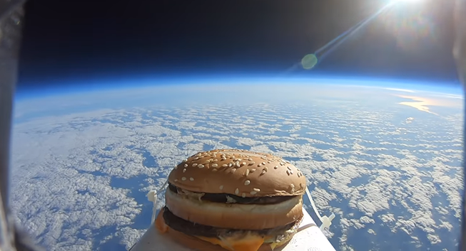 Youtuber đưa bánh Big Mac lên trời…để ăn thử