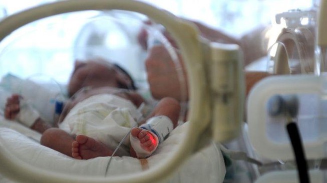 Bé Salvador đang được chăm sóc đặc biệt tại bệnh viện. Ảnh: BBC