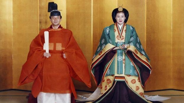 Thái tử Naruhito và Thái tử phi Masako trong trang phục vương triều truyền thống. Ảnh: BBC