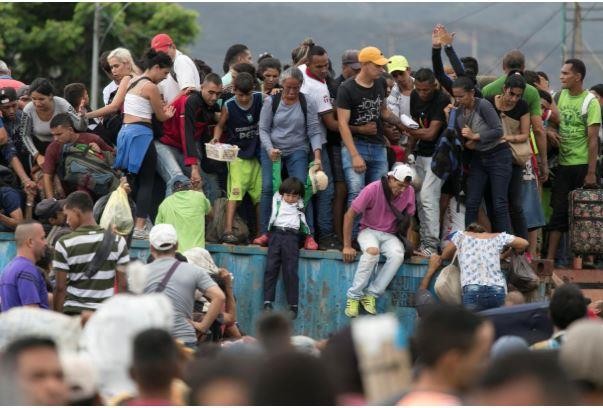 Người dân Venezuela tìm nhiều cách sang Colombia