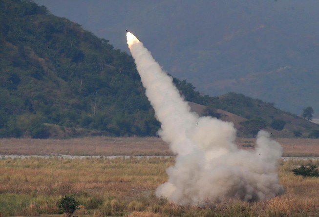 Người dân Philippines biểu tình trước lãnh sự quán Trung Quốc tại Manila vào ngày 10-2-2018. Ảnh: AFP