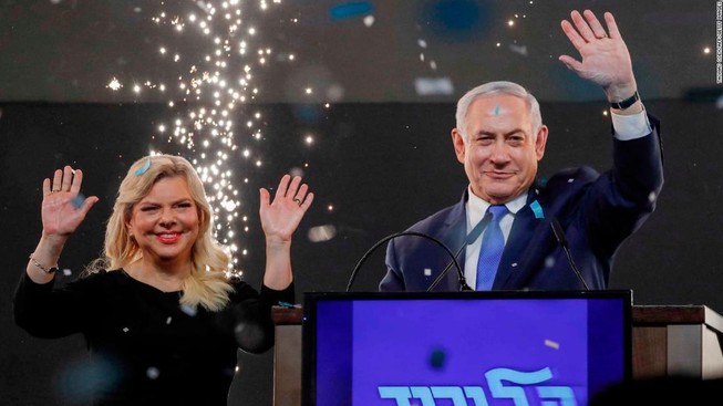 Ông Netanyahu và vợ vẫy chào cử tri. Ảnh: CNN